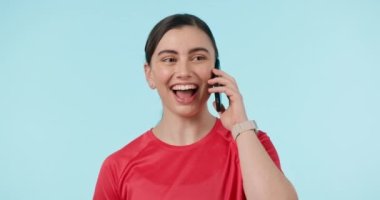 Happy, telefon görüşmesi ve stüdyo ağındaki kadın, iletişim ve gülüşmeler mavi arka planda. Çevrimiçi iletişim, sohbet ya da uygulama tartışması için gülümseyen akıllı telefon, yüz ve kadın modeli.