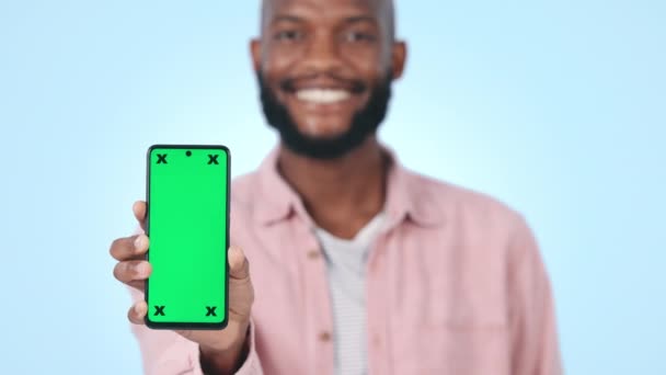 Pantalla Verde Primer Plano Hombre Con Teléfono Estudio Con Maqueta — Vídeos de Stock