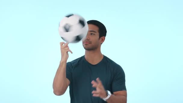 Futbol Topu Stüdyodaki Adamın Yüzü Gülümsemesi Spor Hilesi Yetenek Pratik — Stok video