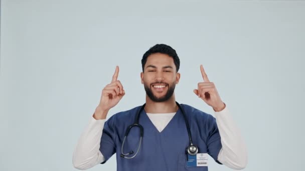 Sjuksköterska Man Och Ansikte Med Att Peka Upp Med Beslut — Stockvideo
