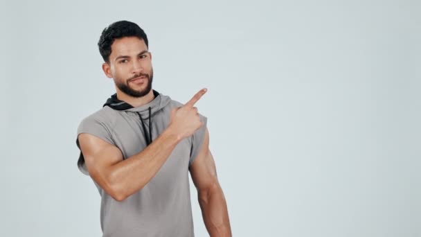 Hombre Señalando Presentando Con Publicidad Gimnasio Fitness Flexionando Bíceps Noticias — Vídeo de stock