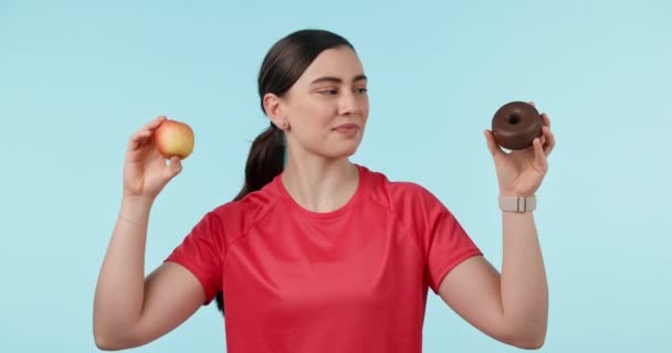 Γυναίκα Μήλο Και Ντόνατ Επιλογή Διατροφής Φαγητό Υγεία Και Ευεξία — Αρχείο Βίντεο