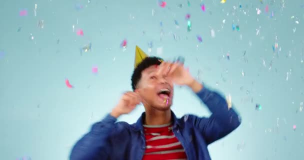 Joyeux Homme Danse Confettis Anniversaire Studio Pour Liberté Fête Loterie — Video