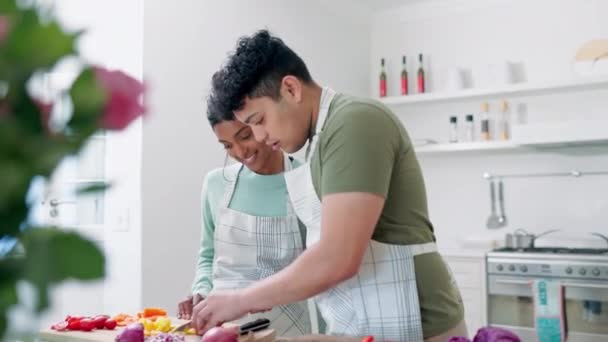 Matlagning Par Kramar Och Kärlek Till Köket Skär Grönsaker Och — Stockvideo