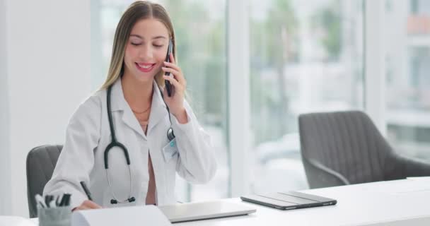 電話で 診療所で医療や医療の仕事を笑顔で相談してください モバイルネットワーキング デスクでのサポートやアドバイスに満足 — ストック動画