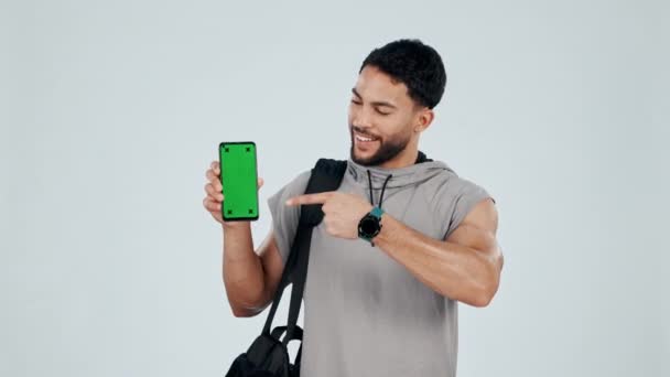 Hombre Feliz Entrenador Personal Apuntando Pantalla Verde Del Teléfono Maqueta — Vídeo de stock