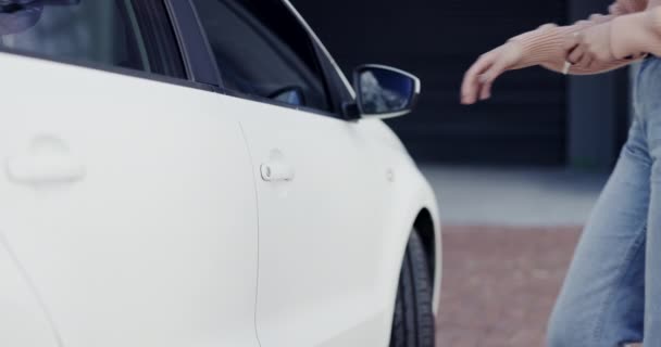 Dłonie Samochód Kobieta Otwarte Drzwi Podróży Jazdy Transportu Samochód Bliskie — Wideo stockowe
