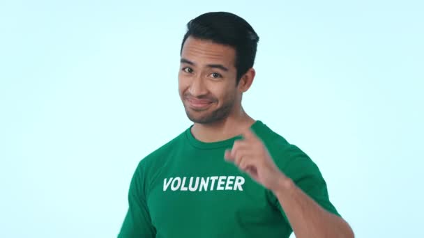 Sonríe Corazón Hombre Voluntario Señalándote Fondo Azul Estudio Por Amor — Vídeo de stock