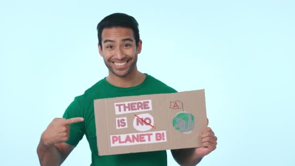 Mudança Climática Cartaz Para Reciclagem Homem Voluntário Fundo Azul Estúdio — Vídeo de Stock