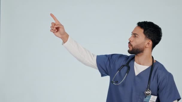 Pielęgniarka Człowiek Wskazując Miejsce Kciukami Medycznymi Górze Decyzja Lista Kontrolna — Wideo stockowe