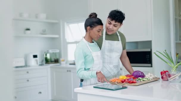Gotowanie Para Rozmowa Kuchni Warzywami Jedzenie Więzi Domu Uśmiech Młodzi — Wideo stockowe