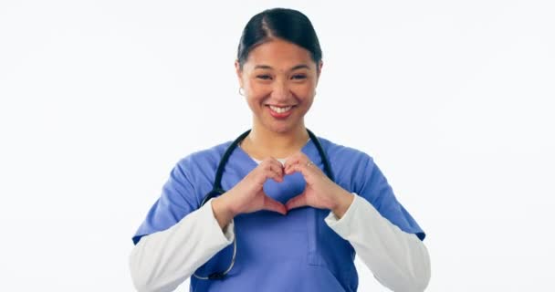 Cara Mulher Enfermeira Com Mãos Coração Para Cardiologia Bondade Confiança — Vídeo de Stock