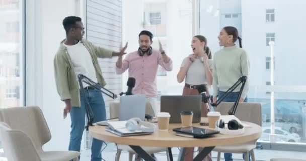 Ράδιο Παρουσιαστής Και Ομάδα Μέσων Ενημέρωσης Χορεύουν Και Γιορτάζουν Στο — Αρχείο Βίντεο