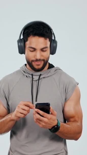 Słuchawki Smartfon Muzyką Ćwiczeń Tańczące Studio Energią Odizolowaną Białym Tle — Wideo stockowe
