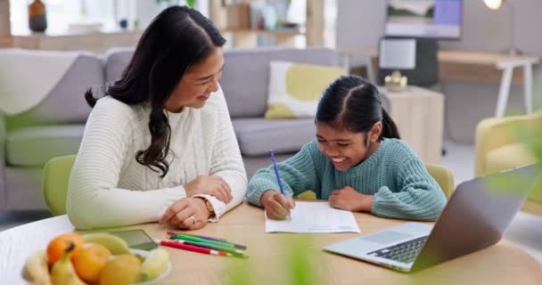 孩子和笔记本电脑 教育和母亲的帮助 写作和电子学习评估和学习在家里的桌子上 从事纸业和学校活动的妇女的互联网 学生和建议 — 图库视频影像