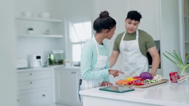 夫妻支持和爱与厨房 切蔬菜和食物与愉快的结合在家里 年轻人在一起 在有食谱 配料和饮食的房子里帮助吃午饭 — 图库视频影像