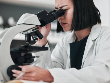 Bilim, mikroskobu ve Asyalı kadını araştırma, tıbbi analiz ve çalışma için laboratuvara kontrol edin. Biyoteknoloji, sağlık ve bilim adamları yenilik, örnek ve DNA testleri için ekipmanlara odaklandılar.