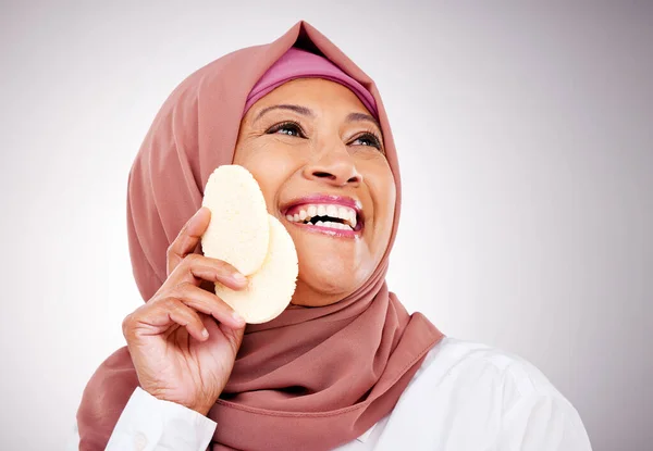 Cuidado Piel Esponja Cara Mujer Musulmana Estudio Con Maquillaje Cosméticos —  Fotos de Stock