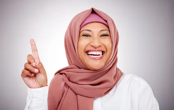 Apuntando Hacia Arriba Feliz Retrato Mujer Musulmana Estudio Con Maquillaje —  Fotos de Stock