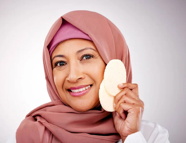 Cuidado Piel Esponja Retrato Mujer Musulmana Estudio Con Maquillaje Cosméticos —  Fotos de Stock