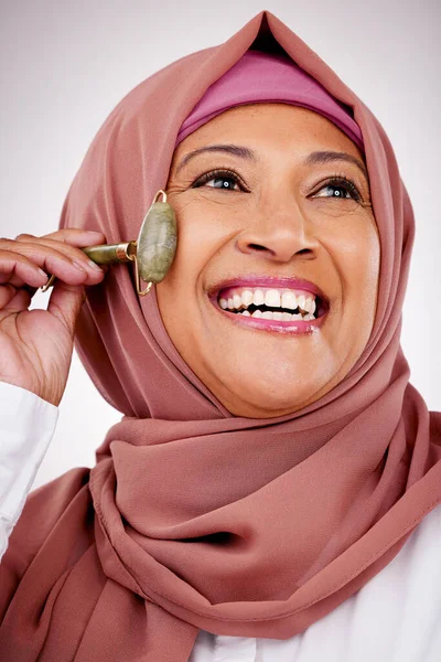 Mujer Musulmana Rodillo Facial Cuidado Piel Estudio Con Cuarzo Para —  Fotos de Stock