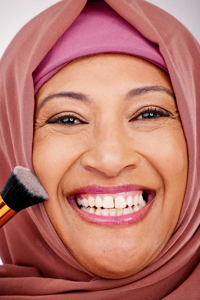 Cepillo Maquillaje Sonrisa Retrato Mujer Musulmana Estudio Para Rutina Cosmética —  Fotos de Stock