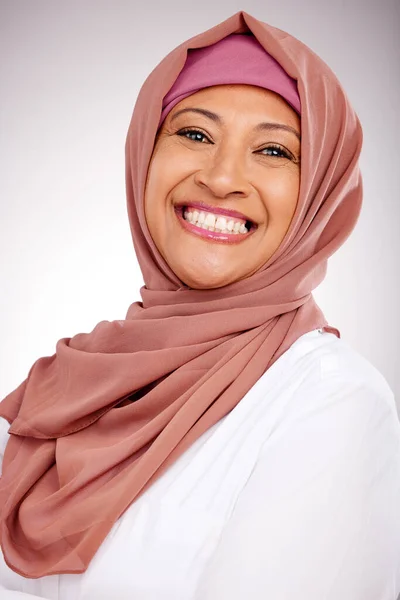 Retrato Cuidado Piel Sonrisa Con Una Mujer Musulmana Natural Estudio —  Fotos de Stock