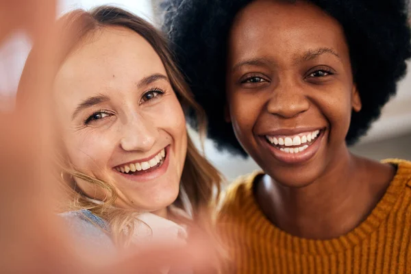 Selfie Paar Und Lächeln Mit Liebe Engagement Und Verbindung Sozialen — Stockfoto