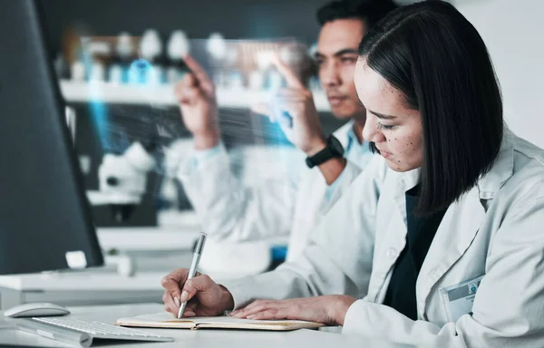 Tıbbi Bilim Kadınla Birlikte Erkek Hologram Kimya Yazı Sağlık Alanında — Stok fotoğraf