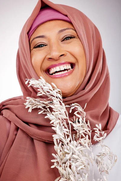 Mujer Musulmana Feliz Retrato Cara Con Hijab Planta Moda Sobre —  Fotos de Stock