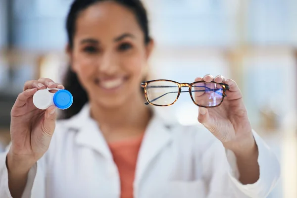 Ręce Okulary Soczewki Kontaktowe Kobieta Wyborem Opieki Okulistycznej Pomóc Optometrii — Zdjęcie stockowe