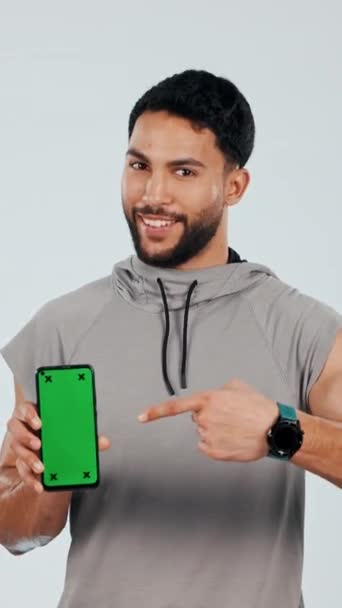 Homem Feliz Personal Trainer Telefone Com Tela Verde Mockup Inscrever — Vídeo de Stock