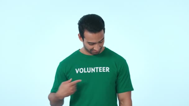 Hombre Voluntario Invitación Unirse Sonreír Bienvenido Estudio Aislado Espacio Mockup — Vídeo de stock
