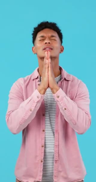 Человек Молящийся Умоляющий Поклоняющийся Надеющийся Выиграть Соревнование Веру Бога Синем — стоковое видео