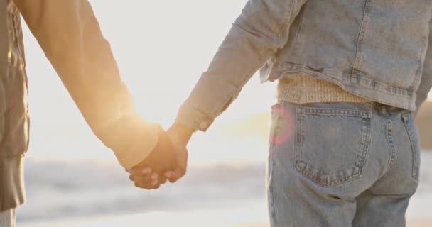 Paar Händchen Haltend Und Strand Mit Liebe Bindung Und Pflege — Stockvideo