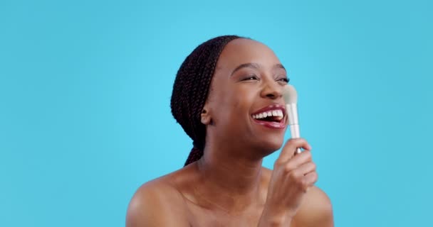 Kozmetik Aletler Ürün Için Stüdyodaki Siyah Kadının Burnunu Güzellik Makyaj — Stok video