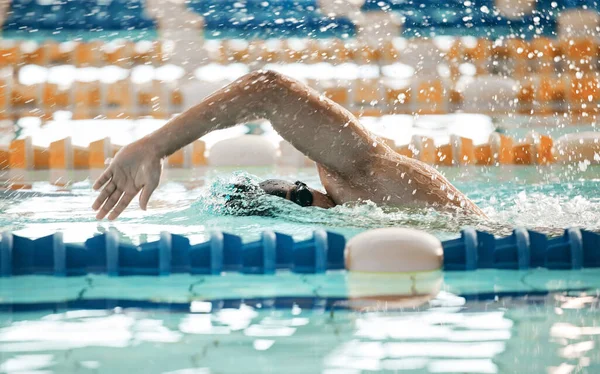 在体育馆进行的比赛 竞赛或有氧运动训练中 运动和游泳池中的游泳运动员 喝水和与游泳运动员一起锻炼 以提高速度 健康或自由泳成绩 — 图库照片