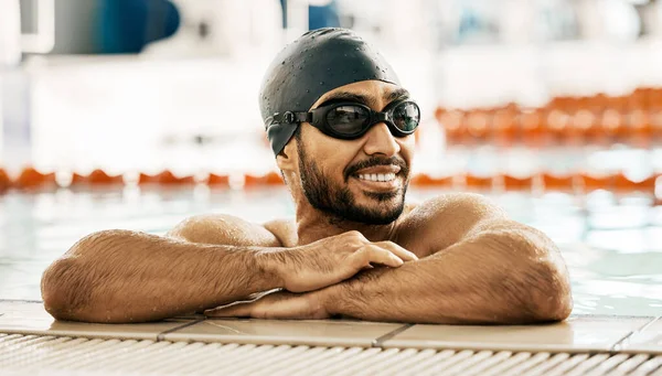 Antrenmandan Sonra Yüzme Havuzunda Mutlu Erkek Sporcu Sağlık Performans Kardiyo — Stok fotoğraf