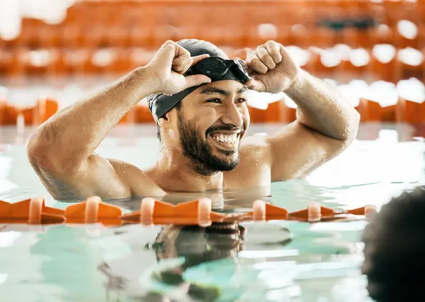Gülümse Spor Spor Yüzme Havuzundaki Adamla Rekabet Egzersiz Sağlık Için — Stok fotoğraf