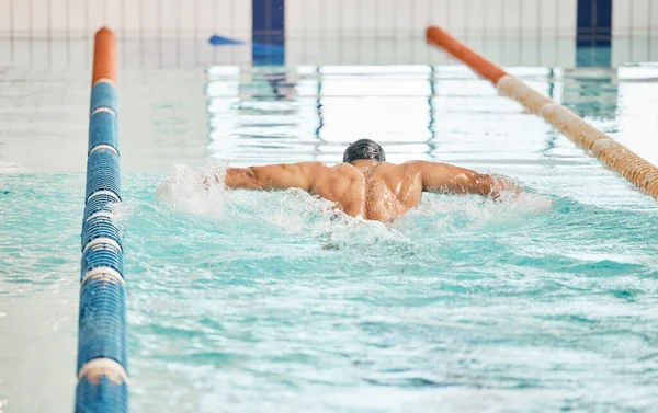 游泳池水 运动和健身练习 有氧运动或运动训练的人 比赛中的精力 成绩和速度挑战 运动员和游泳运动员的后背 — 图库照片