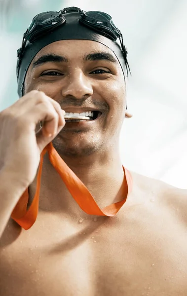 Ganador Deportes Medalla Natación Retrato Hombre Con Éxito Competición Logro — Foto de Stock