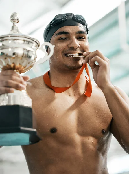 Ganador Deportes Trofeo Natación Retrato Hombre Con Éxito Competición Gol — Foto de Stock