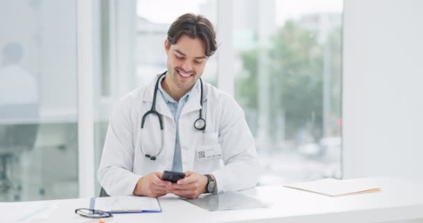 男人和电话在办公室交流 打字和聊天与网络连接和微笑 专业人员 医疗保健人员和在工作中使用智能手机进行对话 收发邮件和使用技术的人员 — 图库视频影像