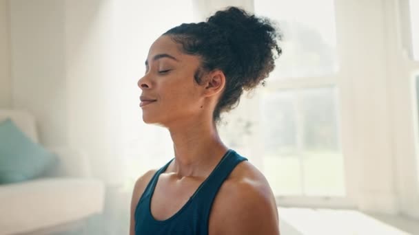 Rostro Yoga Meditación Con Una Mujer Zen Primer Plano Casa — Vídeos de Stock