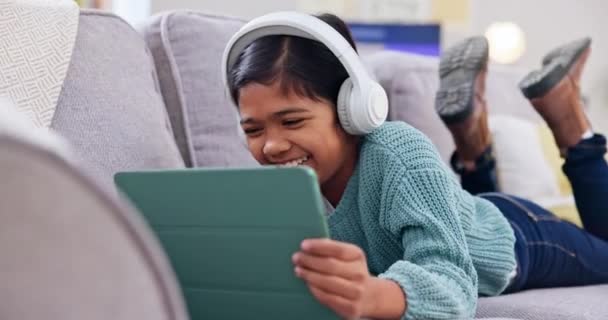 Κορίτσι Παιδί Και Tablet Ακουστικά Και Αστείο Βίντεο Σύνδεση Στο — Αρχείο Βίντεο