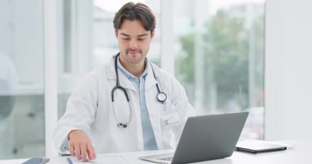 笔记本电脑和写在纸上的结果的病人 报告或诊断在医院办公室带着微笑 用于研究 文书工作或卫生规划的专业 保健和信息 — 图库视频影像