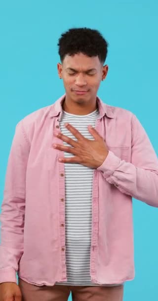 Göğüs Ağrısı Kalp Krizi Stüdyoda Astım Stres Mavi Arka Planda — Stok video