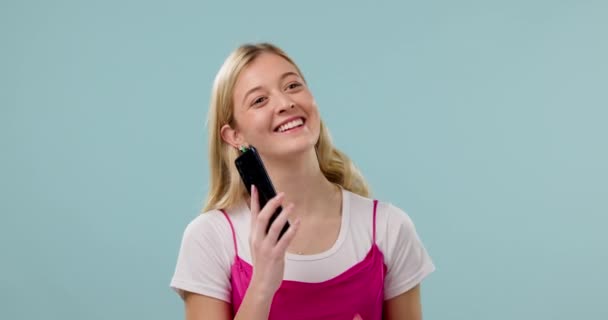 Mujer Llamada Telefónica Comunicación Estudio Feliz Con Sonrisa Teléfono Inteligente — Vídeos de Stock