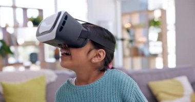 Kız, çocuk ve sanal gerçeklik deneyimi, dijital dünya ve üç boyutlu bağlantı, oyun ve evdeki gelecek teknolojisi. VR, fantezi veya holografik, yüksek teknoloji ve metaevren, yazılım ve ağa sahip bilim kurgu.