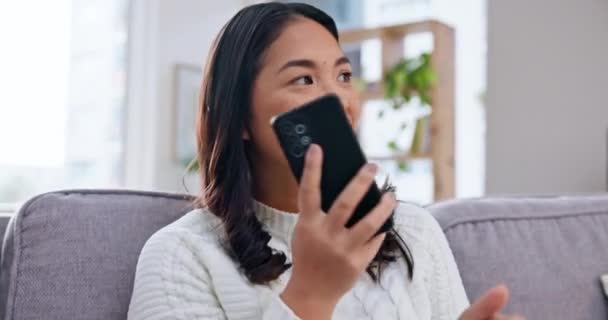 家庭でのコミュニケーションのためのソファーでの女性 モバイル会話 アジア人の顔 こんにちは ソーシャルネットワーキングのためのスマートフォンに答えます ゴシップのチャットや議論 — ストック動画